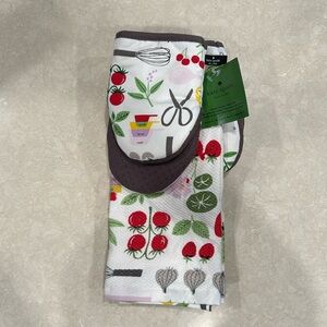 Kate Spade kitchen towel & oven mitts set. Includes 2 oven mitts and 2 towels.